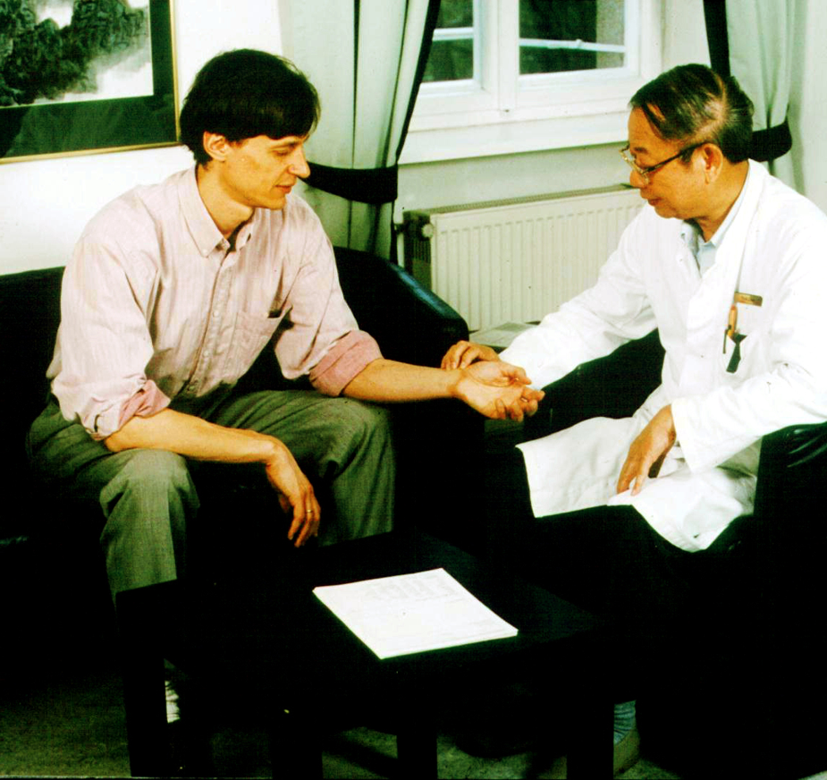 Professor Liao bei der Pulsdiagnose